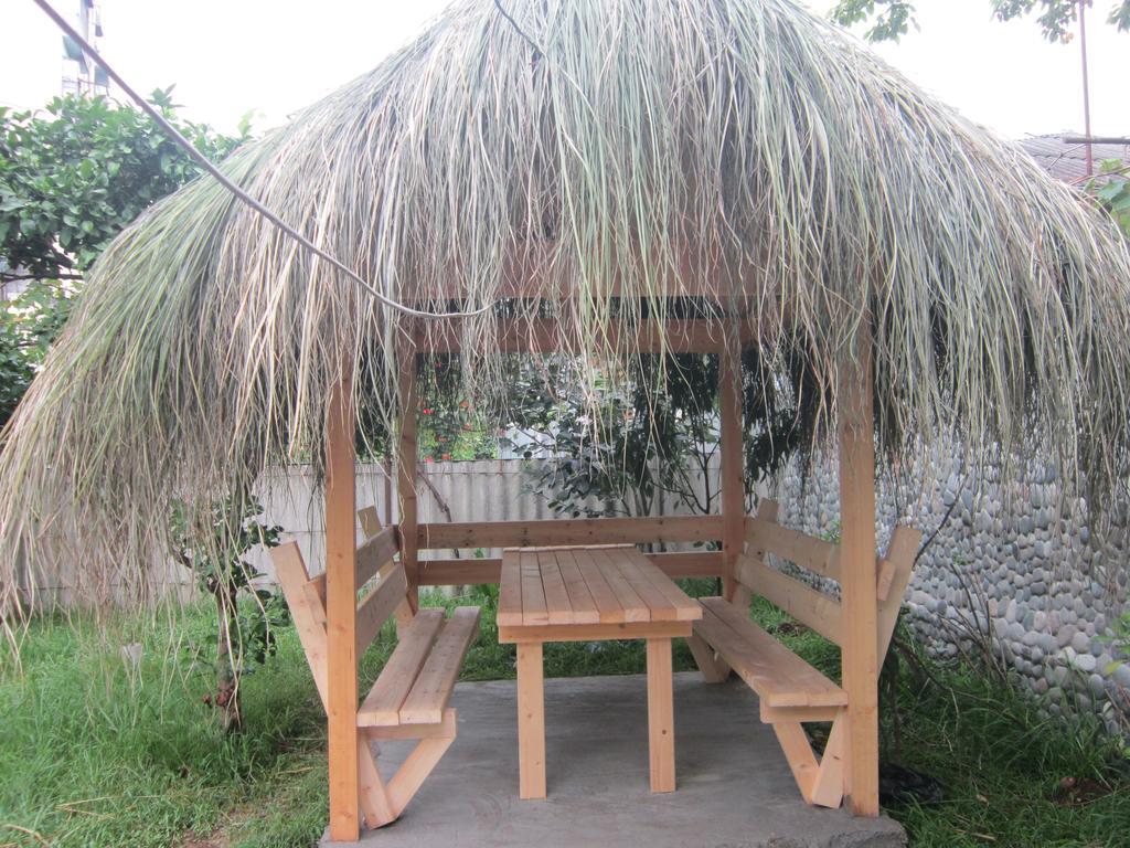 Wooden Cottage Makhinjauri Bagian luar foto
